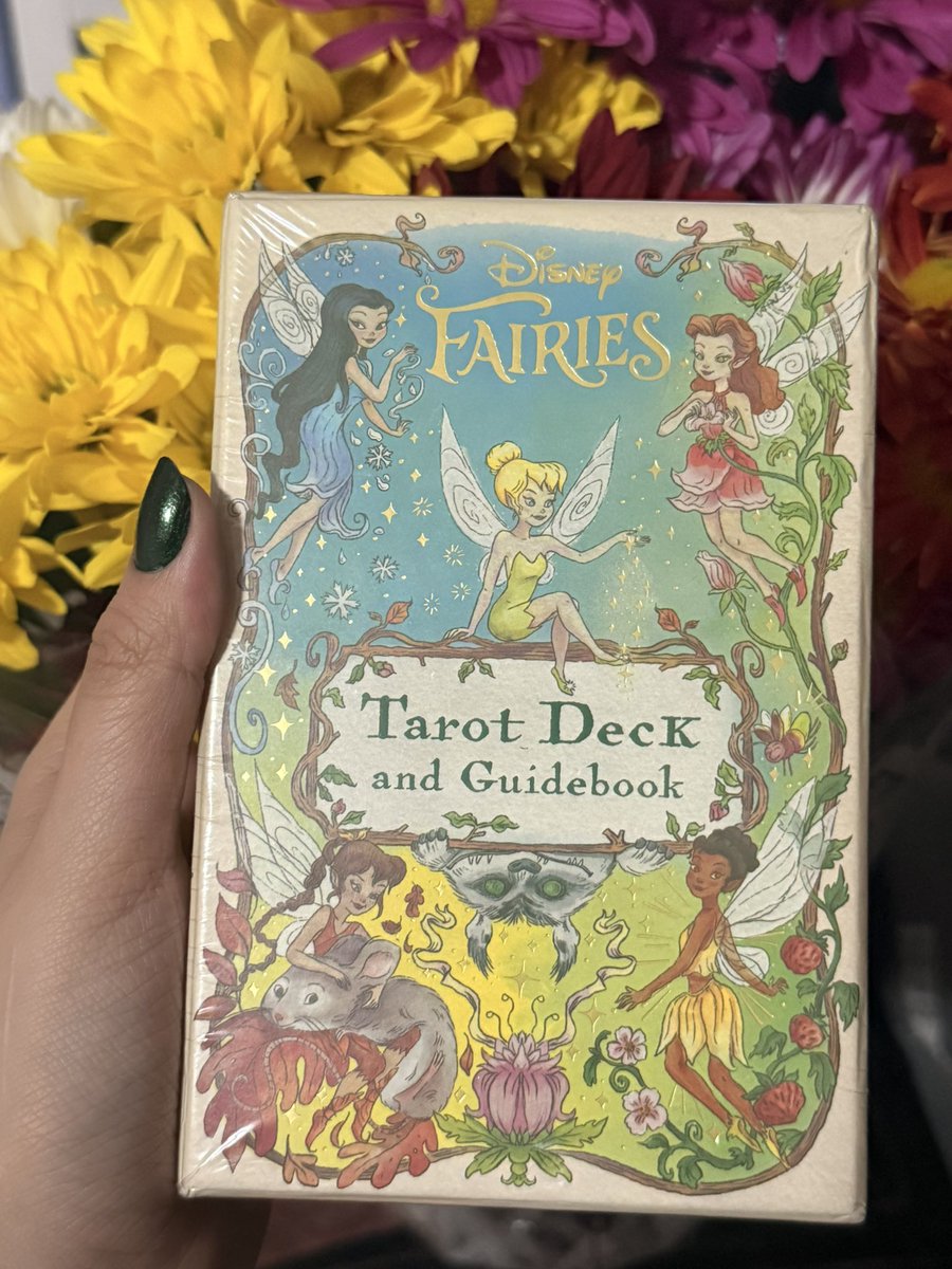 soleil_mystic's tweet photo. agora que estou voltando a atender posso compartilhar com vocês meu deck novo que vocês verão no método vale das fadas sim... temos o deck das fadas... temos o tarot da sininho!!! depois de 60 dias de espera https://t.co/SDW0ZNzvzX