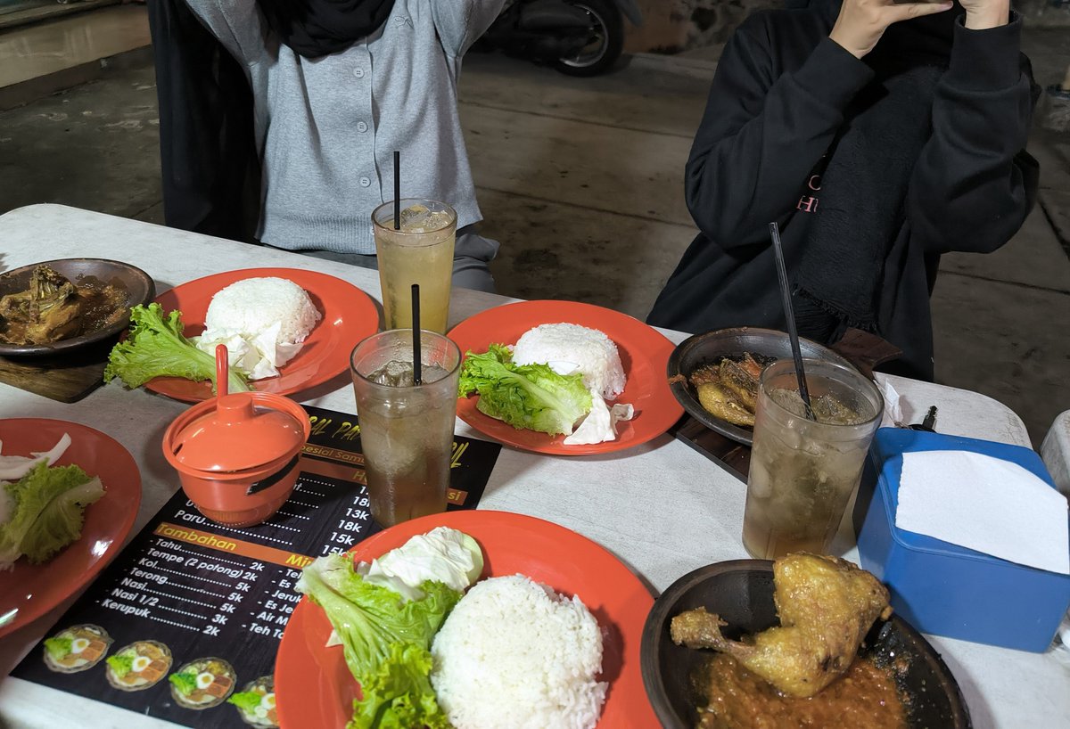 bubblyprsnality's tweet photo. dinner marketing fisfest https://t.co/GbsjLuHfDi
