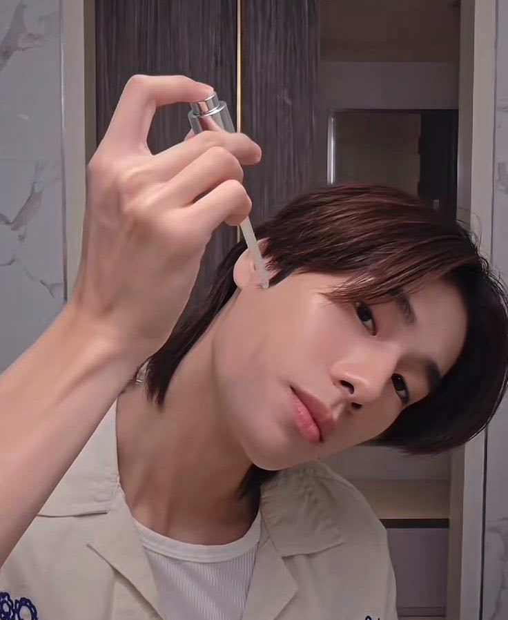moondustleta's tweet photo. #abelio halo onty uncle👋🏻 malem-malem gini biasanya piyo lagi skincarean terus adeek dijagain sama pabe yang mukanya bete karena disembur sama adeek yang lagi bawel🙂‍↕️

🥊 deek ini muka pabe basah semua bau jigong
👶🏻 bbrrppffahh fffaah brrffuh da da da! 
🥊 aduh, yaanggg! adeek nih nyembur pabe mulu 
🧑🏻 itu dia nyuruh kamu nyanyi kicau mania, nanti dia joget!  
🥊 kicau! kicau! kicau mania! 
👶🏻 *giggles* (goyangin tangannya kedepan) 
🥊 eh eh? beneran joget 
🧑🏻 kaan apa kata aku juga!