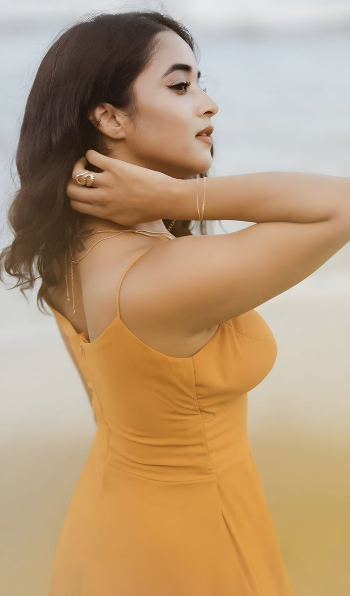 PVeerapandi's tweet photo. Deepthi Sunaina's Stunning Beach Photoshoot 

With her flowing dark hair, a vibrant yellow-orange dress, and a soft, captivating smile, she perfectly captures the essence of effortless summer beauty against the backdrop of gentle waves and golden sand.

UHD Pics ✨💛
******************"