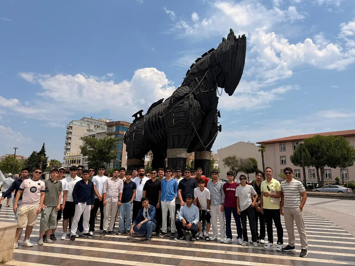 ceylanpinargm's tweet photo. Bir Destandır Çanakkale🇹🇷

Şanlıurfa'dan Çanakkale'ye uzanan bu anlamlı yolculukta; ecdadımızın emaneti olan şehitlikleri ziyaret ettik, tarihimize yakından tanıklık ettik ve birlik, beraberlik ile vatan sevgisinin önemini bir kez daha yüreğimizde hissettik.
#gsbgm https://t.co/OmjoPDyK6U