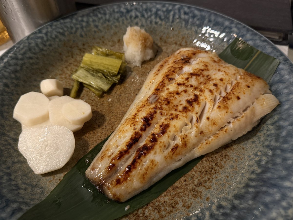 Ritsu0520's tweet photo. 銀だらの塩麹焼き。

これは本当にすごいです。

私はお刺身やお寿司が一番好きなのですが、それよりも美味しいと感じるほどでした…。

人生で食べた焼き魚の中でも、間違いなく指折りの美味しさです。

新海誠監督作品『天気の子』のOST、RADWIMPSの「愛にできることはまだあるかい」のピアノアレンジが流れているのも、完璧です。

やっぱり、蔚山一番のお店は違いますね。
