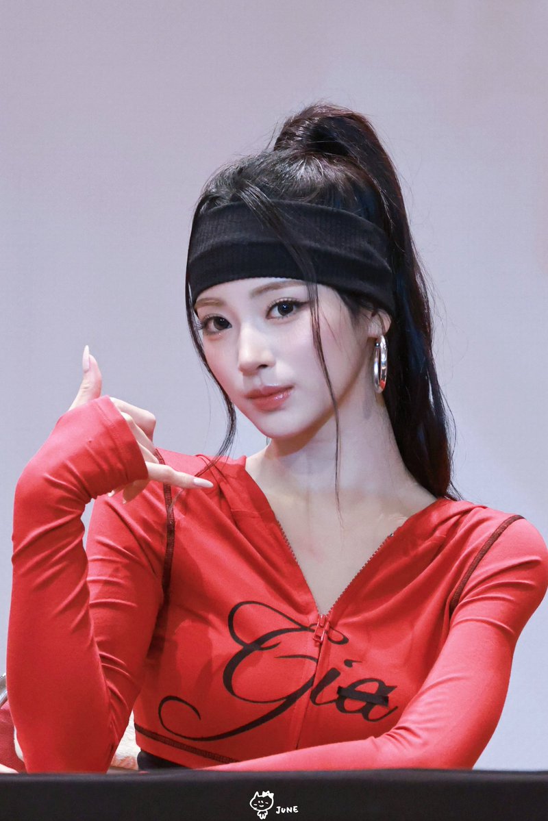 june_1117_'s tweet photo. 260702 (･∞･ﾐэ )Э

#MEOVV #미야오 #ANNA  #안나 https://t.co/3r24X7GuEl
