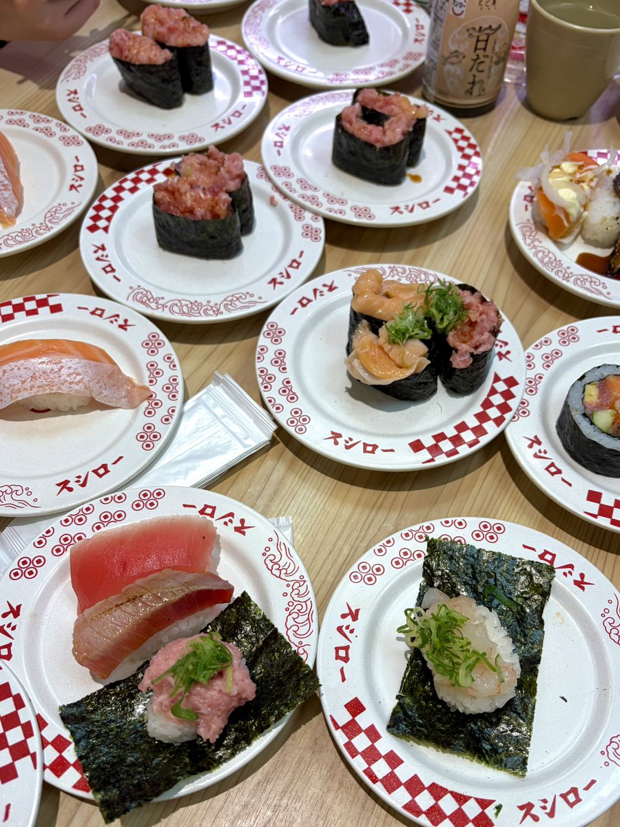 Thai_Contents's tweet photo. 日本のスシロー🍣
全価格帯のお皿デザイン統一で…

「ボーナス出たし本日は高いネタ解禁しました」アピールができんやん https://t.co/HP8wbj981t