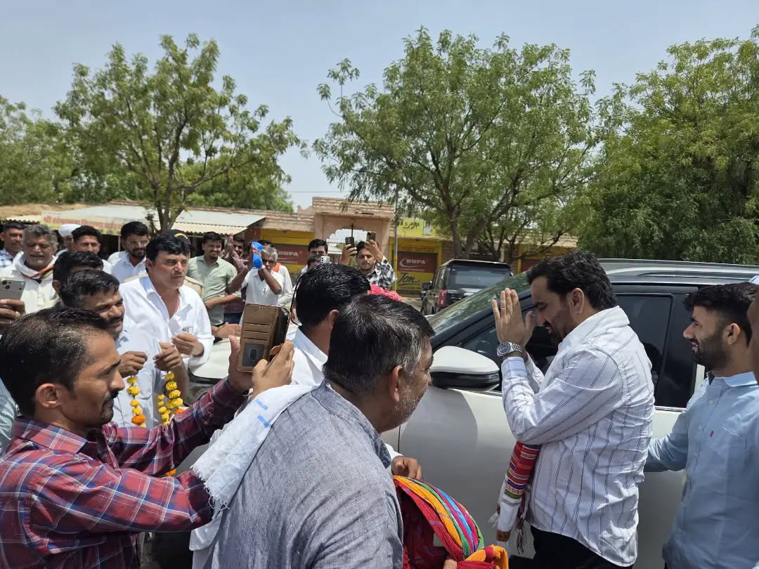 hanumanbeniwal's tweet photo. जोधपुर से बाड़मेर जाते समय चारलाई कल्ला ग्राम में स्थानीय ग्रामीणों व पार्टी परिवार के सदस्यों ने स्वागत किया | https://t.co/qaXTmhxPt6