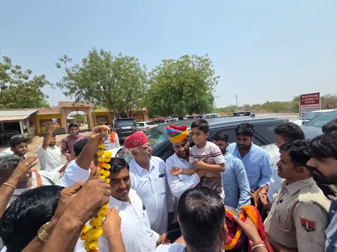 hanumanbeniwal's tweet photo. जोधपुर से बाड़मेर जाते समय चारलाई कल्ला ग्राम में स्थानीय ग्रामीणों व पार्टी परिवार के सदस्यों ने स्वागत किया | https://t.co/qaXTmhxPt6