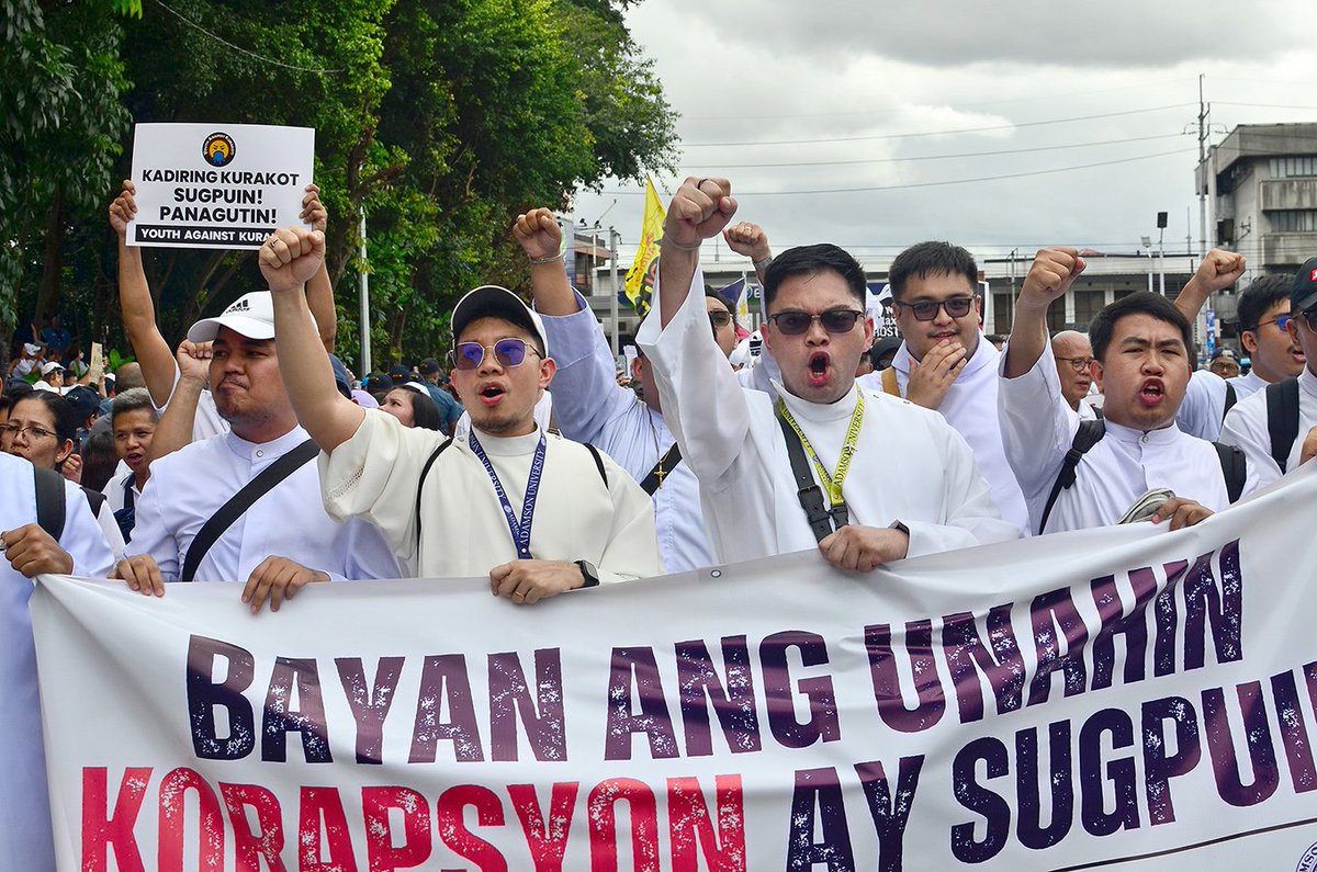 technopol_ph's tweet photo. @ElizaX11235813 Ganya na pala sa Pilipinas, kung ibang relihiyon "kulto" pero kung madre at pare sa simbahang Katoliko mag welga, "People Power"... https://t.co/seoDyBtkYc