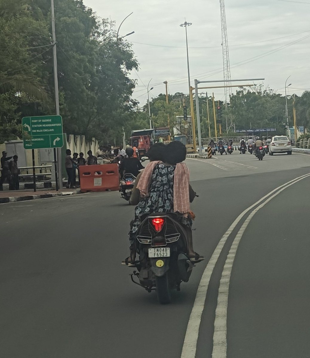 jcaravind's tweet photo. @ChennaiTraffic TN04BF6523
Driver - no helmet 
Pillion - no helmet
1 July 2026 at 09:21
Near War Memorial https://t.co/3sflHhUW1S