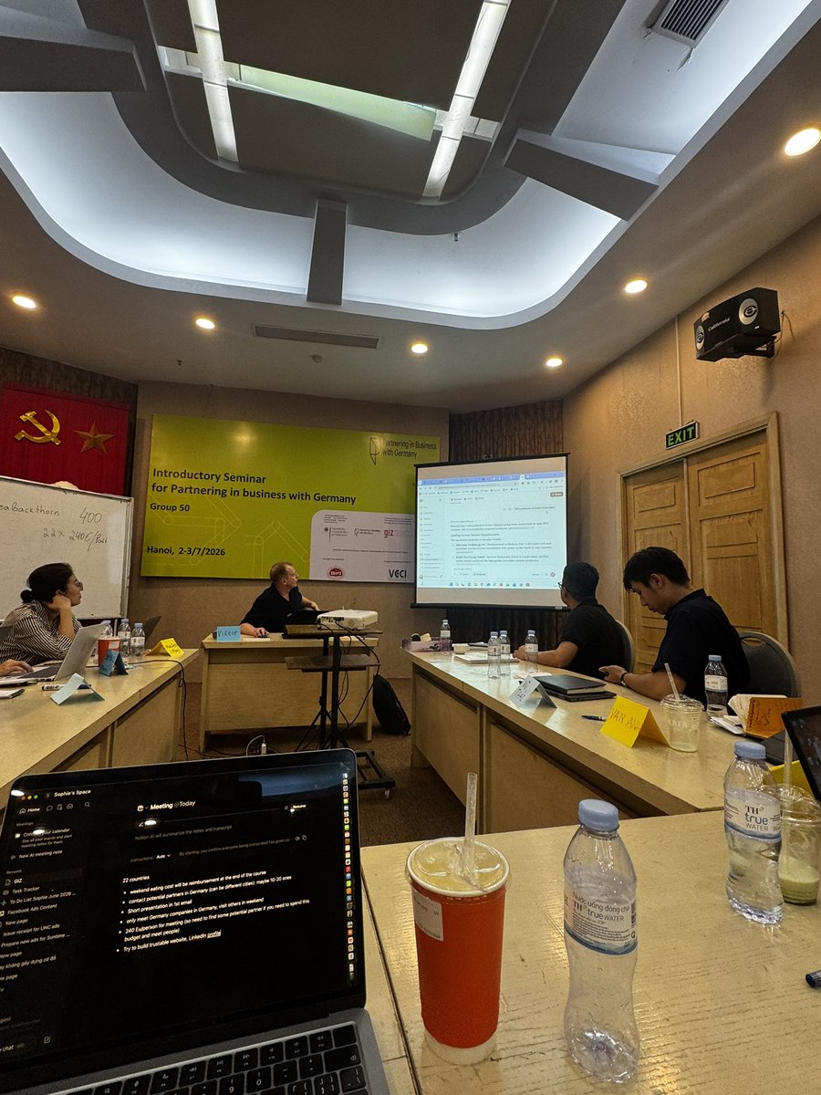 SophieNguyen195's tweet photo. Thực sự đi 1 ngày đàng học 1 sàng khôn!

Hôm nay là buổi học offline đầu tiên của mình với chuyên gia người Đức, mắn mắn học cùng lớp với toàn anh chị tài giỏi và bản lĩnh. 

Học được kinh nghiệm thực tế rất hữu ích từ 1 anh trong lớp khi kiếm khách hàng, đối tác quốc tế. Đó là hãy tận dụng LinkedIn, kết nối với key person của các công ty bạn muốn mời chào trên LinkedIn, tương tác với bài post của họ, chào vài câu đơn giản trong tin nhắn, sau đó vài lần sau mới giới thiệu ngắn gọn về công ty và sản phẩm (không hard sell, không dài dòng), nếu thấy phù hợp và tiềm năng,  khách sẽ yêu cầu gửi thêm thông tin. 
Cần thì tuyển thêm mấy bạn sinh viên intern người Việt hoặc bản xứ ở nước đó để gọi điện hỏi thăm và nhắc khách check email.

Anh ý đã phải liên hệ hơn 500 khách hàng mới chốt được 12 buổi gặp mặt, đủ để thấy cần kiên trì và kỷ luật như thế nào. Bù lại, khi khách Mỹ và châu Âu đồng ý gặp mặt thì tỉ lệ có deal là khá cao.