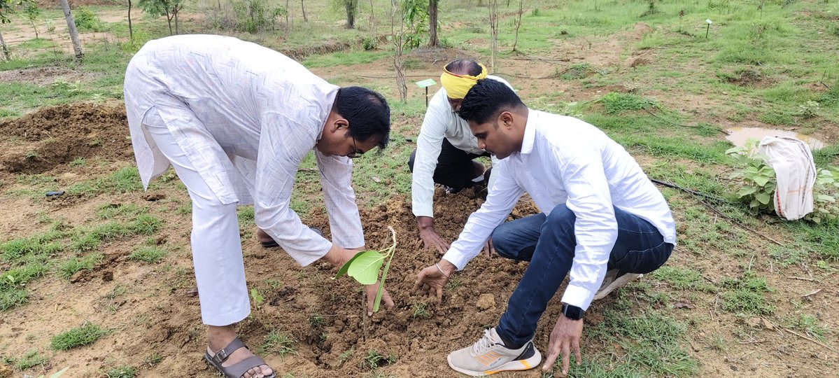 HarishJsharma2's tweet photo. 🌳 **"एक पेड माँ के नाम"** अभियानांतर्गत आज बल्लारपूर येथे वृक्षारोपण करून पर्यावरण संवर्धनाचा संकल्प दृढ केला.
चला, हरित भारताच्या निर्मितीसाठी प्रत्येकाने किमान एक वृक्ष लावूया! 🌱🇮🇳
#EkPedMaaKeNaam #12YearsOfModiGovernment #HaritBharat #ViksitBharat #Ballarpur #Chandrapur https://t.co/kzhhD0uIkf