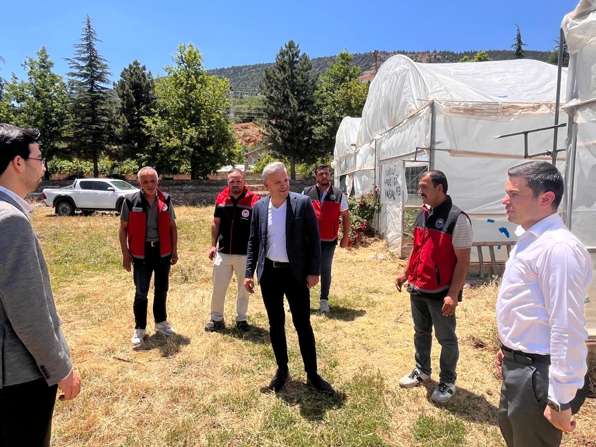 taskentkymklk's tweet photo. Kaymakamımız Sayın Fatih KARAMAHMUT, İlçe Emniyet Amiri Murat DÜZ, Vakıf Müdürü Mehmet ARI, İlçe Yazı İşleri Müdürü Ergül RENKLİOĞLU, İlçe Tarım ve Orman Müdürü Recep ÖZDEMİR ve Ziraat Mühendisleri ile birlikte Ilıcapınar Mahallesinde bulunan serada incelemelerde bulundu. https://t.co/s0oNoNeiW9
