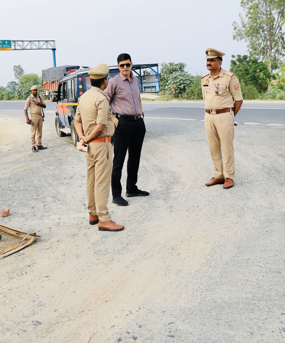 shahjahanpurpol's tweet photo. #SP_शाहजहाँपुर द्वारा #SP_RA एवं क्षेत्राधिकारी जलालाबाद के साथ आगामी श्रावण मास एवं काँवड़ यात्रा के दृष्टिगत जनपद के काँवड़ मार्गों का स्थलीय निरीक्षण कर सुरक्षा एवं कानून-व्यवस्था संबंधी तैयारियों का जायजा लिया गया तथा सम्बन्धित को आवश्यक दिशा निर्देश दिए । https://t.co/ERWJsQcS3C