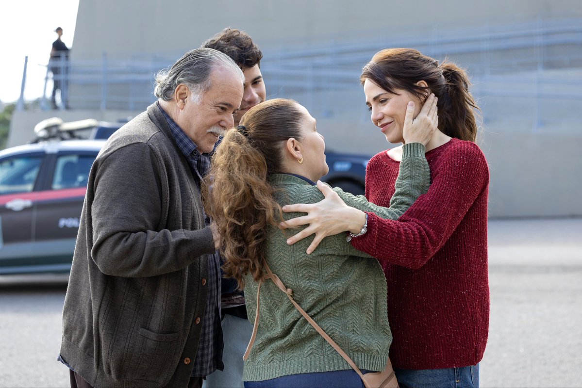 centralQAC's tweet photo. 🚨 Saiu mais imagens da Adriana reencontrando a família após 6 anos presa em #QuemAmaCuida https://t.co/XADRz9OsLO