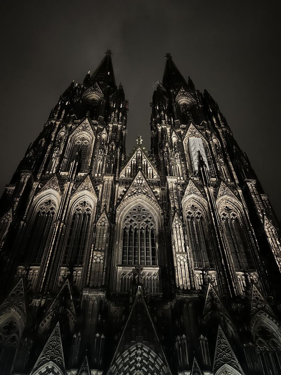 lady8elly's tweet photo. برأيي كاتدرائية كولونيا، اخذت 632 سنة عشان يكتمل انشائها one of my favourite gothic architecture https://t.co/tsDeldKukL