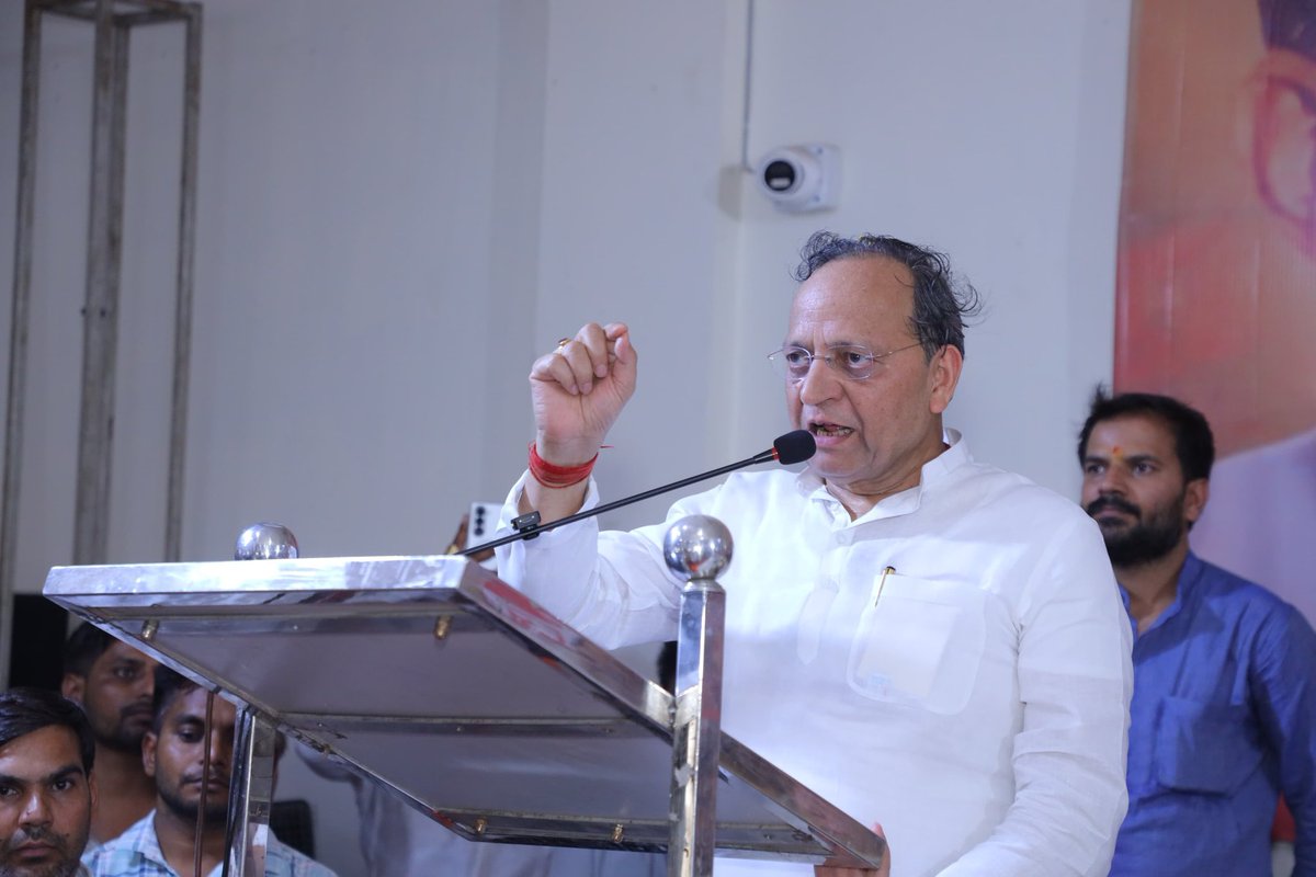 ArunSinghbjp's tweet photo. राष्ट्र सर्वोपरि। संगठन सर्वोपरि। 

डॉ. श्यामा प्रसाद मुखर्जी जयंती संस्मरण पखवाड़ा के अंतर्गत आगरा में आयोजित कार्यकर्ता सम्मेलन में सहभागिता।

डॉ. श्यामा प्रसाद मुखर्जी जी का प्रखर राष्ट्रवाद, अखंड भारत का संकल्प एवं मातृभूमि के लिए उनका सर्वोच्च बलिदान हम सभी के लिए सतत प्रेरणा का स्त्रोत है।

राष्ट्र प्रथम की भावना, संगठन की शक्ति और जनसेवा के संकल्प के साथ आदरणीय प्रधानमंत्री श्री @narendramodi जी के यशस्वी नेतृत्व में विकसित भारत के निर्माण हेतु हम सभी पूर्ण समर्पण के साथ संकल्पित हैं।
@BJP4India @BJP4UP