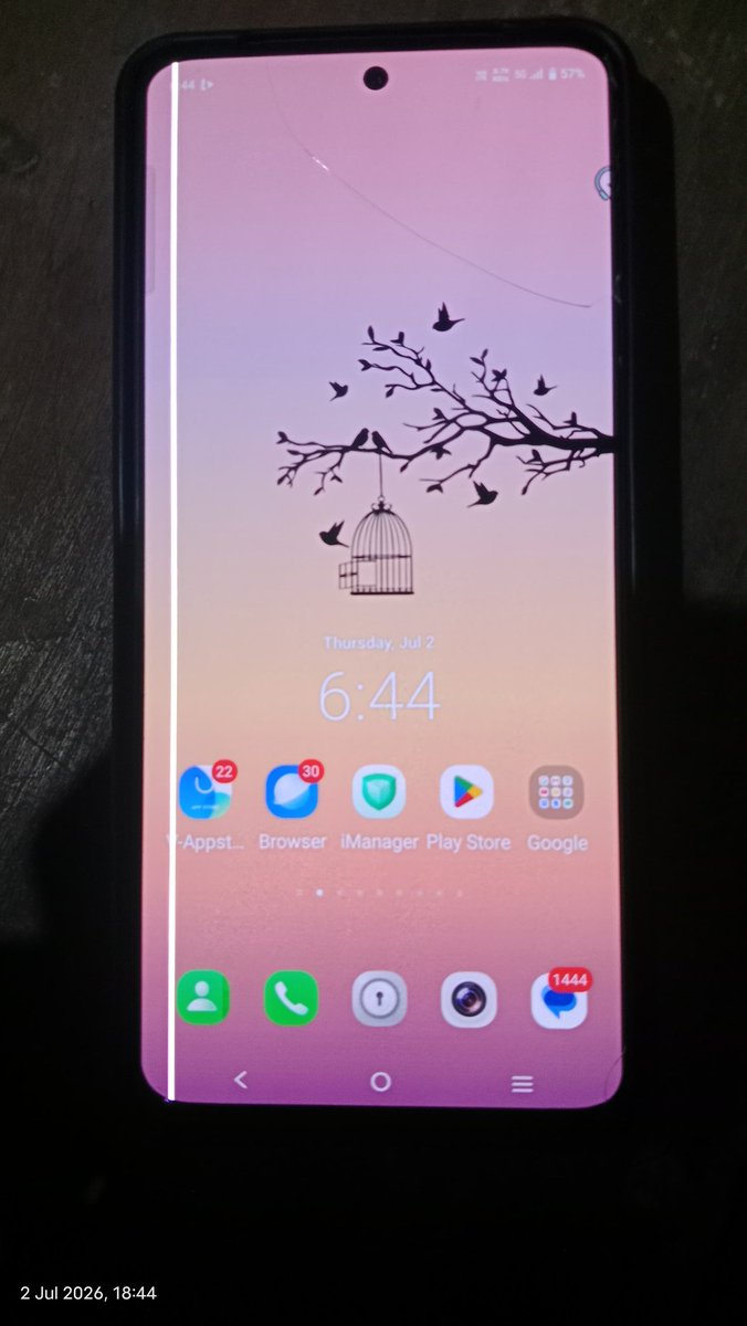 ShashankBagh's tweet photo. @Vivo_India Yesterday [1 July].
I updated the software on my Vivo Y200 5G phone, and now it is showing the vertical display line problem.

I am disappointed with the quality of my [Vivo Y200 5G].
 
I'm requesting a free display replacement from VIVO.

@Vivo_India https://t.co/37dKtXVBEc