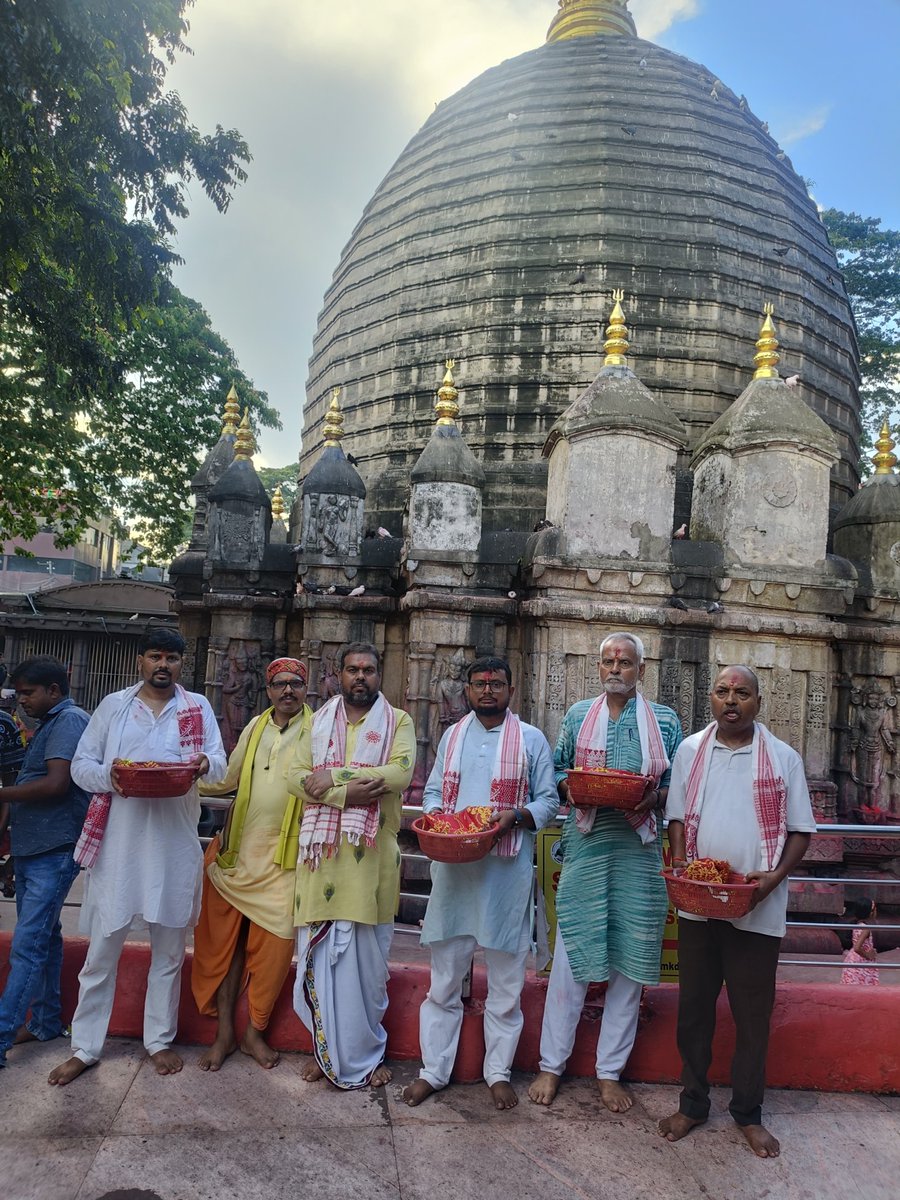 BhaskarKumarCh8's tweet photo. 📍गुवाहाटी प्रवास के दौरान माँ कामाख्या देवी के पावन दरबार में दर्शन एवं पूजा-अर्चना करने का सौभाग्य प्राप्त हुआ।
माँ के चरणों में उपस्थित होकर मन को अपार शांति, श्रद्धा और सकारात्मक ऊर्जा का अनुभव हुआ।
माता रानी की असीम कृपा बनी 
जय माँ कामाख्या। 🙏🌺🚩
#जयमाँकामाख्या #Kamakhya https://t.co/E3xwJeWTbW