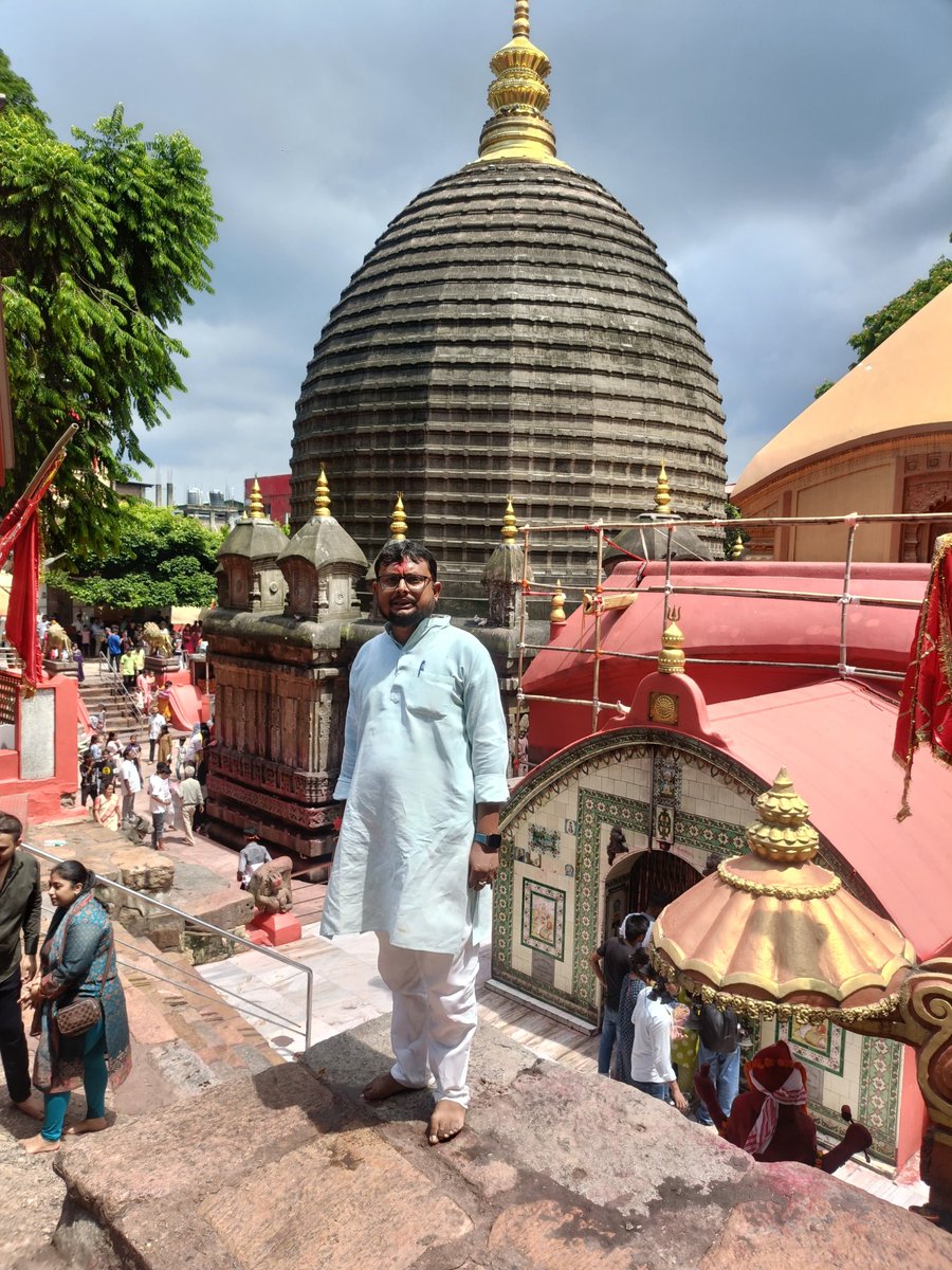 BhaskarKumarCh8's tweet photo. 📍गुवाहाटी प्रवास के दौरान माँ कामाख्या देवी के पावन दरबार में दर्शन एवं पूजा-अर्चना करने का सौभाग्य प्राप्त हुआ।
माँ के चरणों में उपस्थित होकर मन को अपार शांति, श्रद्धा और सकारात्मक ऊर्जा का अनुभव हुआ।
माता रानी की असीम कृपा बनी 
जय माँ कामाख्या। 🙏🌺🚩
#जयमाँकामाख्या #Kamakhya https://t.co/E3xwJeWTbW