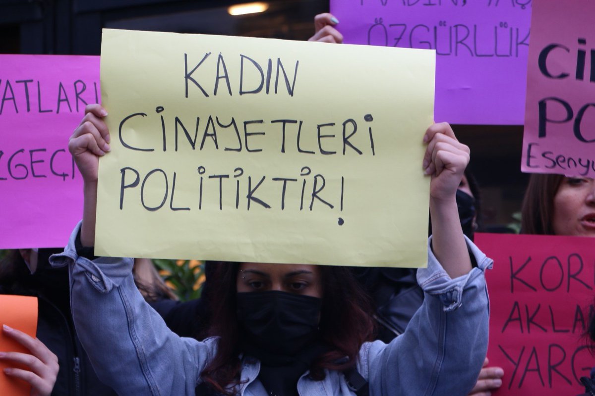 numedya24tr's tweet photo. Korucu evli olduğu kadını katletti

Bitlis merkeze bağlı Vêrvan köyünde Leyla Özdemir evli olduğu erkek Ömer Özdemir tarafından ateşli silahla katledildi. 

Korucu olan Özdemir, dün Leyla Özdemir’i katlettikten sonra karakola giderek teslim oldu. https://t.co/fAmuDvTSNe