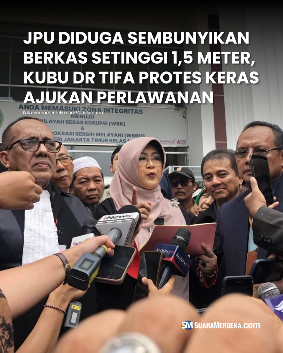 suaramerdeka's tweet photo. Jalannya persidangan perdana kasus dugaan ijazah palsu dengan terdakwa Tifausyah Tyassuma alias dr Tifa di Pengadilan Negeri Jakarta Timur langsung diwarnai ketegangan.
#suaramerdeka #jpu #doktertifa #berkassidang #persidangan #kasusdugaanijazahpalsu https://t.co/X0vwMcaUQt