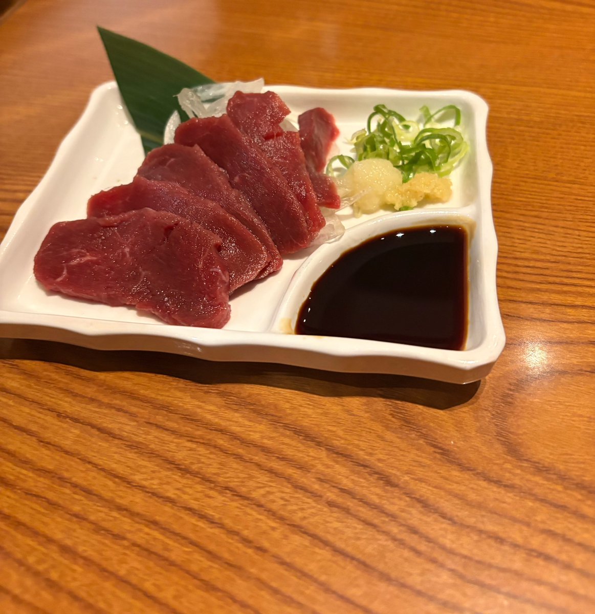 yanma542's tweet photo. 生まれて初めて馬刺し食べた https://t.co/fUx7jJpqEc