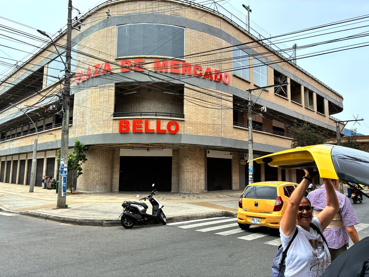 elarmadilloco's tweet photo. ¿Cómo es que una plaza de mercado renovada y con un avance de obra de 100 % permanece cerrada mientras los vendedores siguen en puestos temporales en la calle? Esto es lo que pasa en la plaza de mercado de Bello. Sigue el hilo 🧵⤵️. https://t.co/j4eqtXFsiF