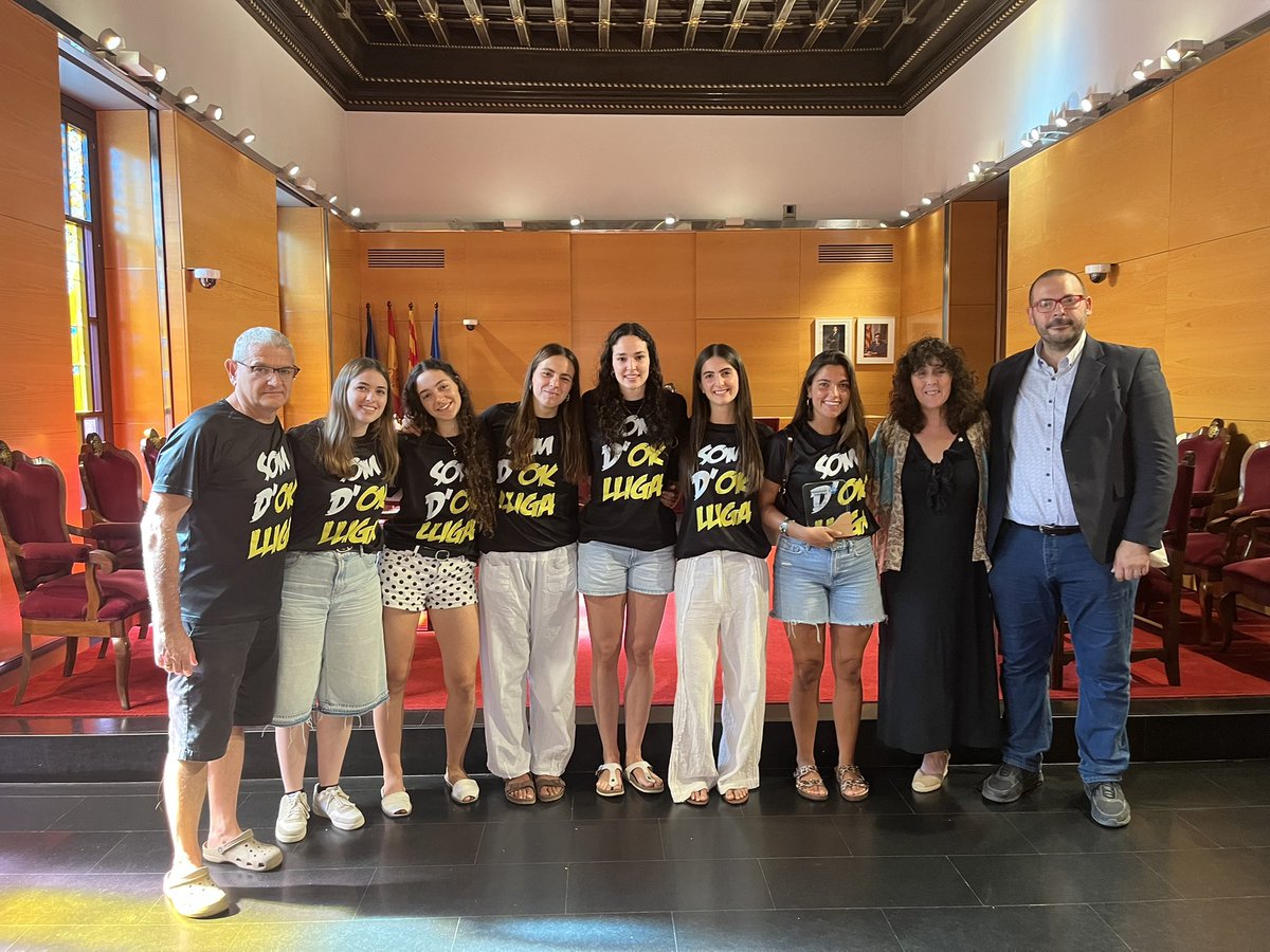DBotePaz's tweet photo. Quan reps un equip després d’un ascens, és fàcil parlar dels resultats. Però el que més m’agrada és escoltar què hi ha al darrere.

Hem rebut el primer equip femení del Club Hoquei Mataró després d’una temporada extraordinària, campiones de lliga i nou equip de l’OK Lliga https://t.co/d6hYqjo2Bx