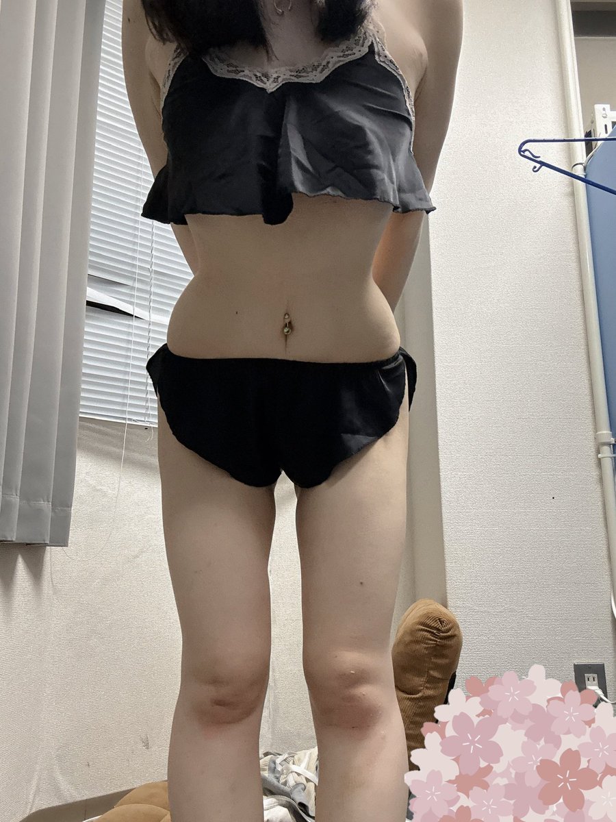 deep_moka_'s tweet photo. 注目ポイントは足の隙間に見えるブラです♡ https://t.co/hUpHoEACsi