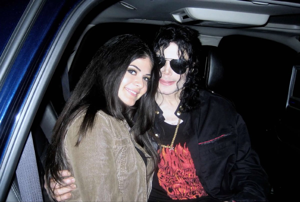 michaelogia's tweet photo. it’s this diva, a longtime fan that supported him during the harshest moment of his life, there’s also a pic of her with him in 2009, she was often invited with other group of fans to neverland too ����❤️ https://t.co/571HNVbL4I