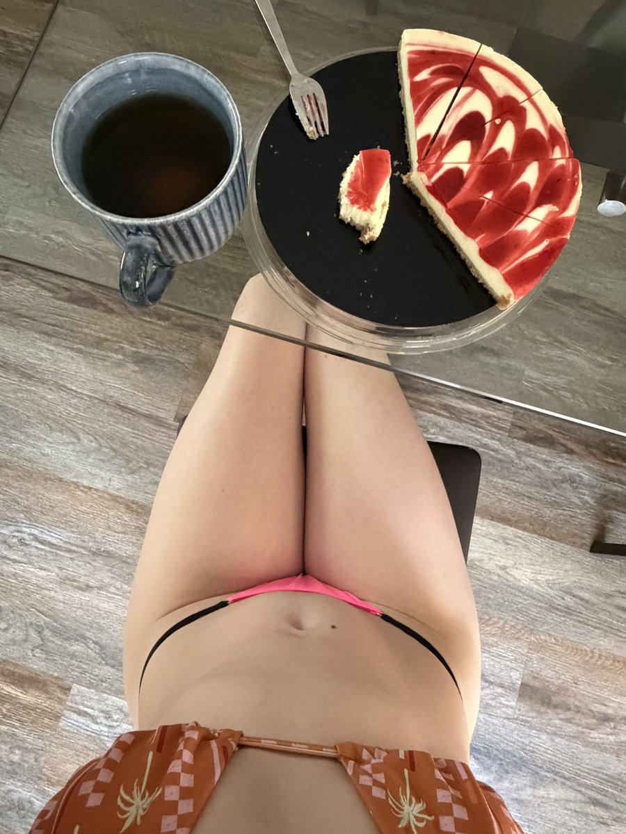 hiddenReal98's tweet photo. morning everyone 🫖🍰 #cuteass #longlegslover #footfetısh #curvy #teas #MorningShowMysteries https://t.co/9HxDqH0rVp