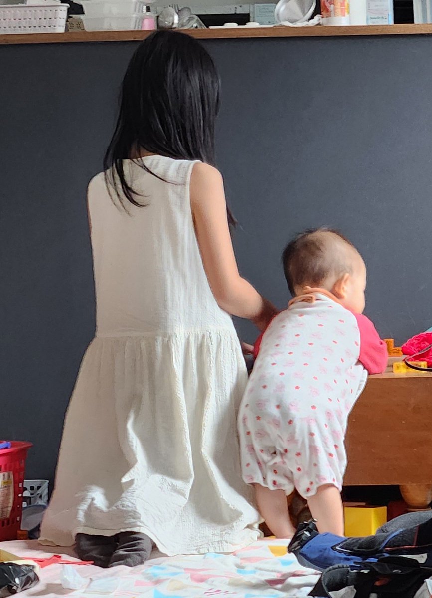goegoecue's tweet photo. 6歳差育児、予定の管理とかはアホほど大変だけど、こういう光景をみるたびに我が家はこの年齢差で産んでよかったと思う。130cmと70cm。 https://t.co/WQ2qEdfjsX