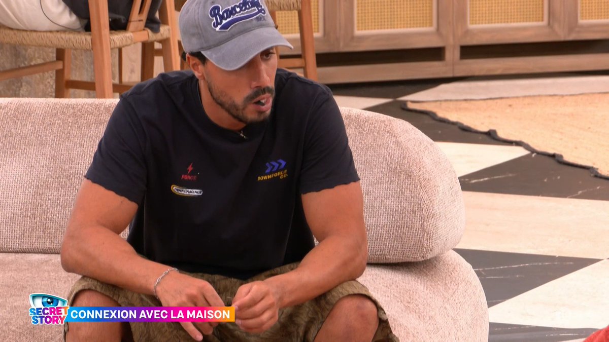 staracreact's tweet photo. Azad "Ceux que je sens le moins sont Simon, Paola et Arwen"
Océ "on a un bon feeling avec Paola"
Azad "ya pas de feeling, c'est la guerre"
La stratégie d'Océ et Paola aura vécu 15min 🤣
#SecretStory https://t.co/47uZOXNVCU