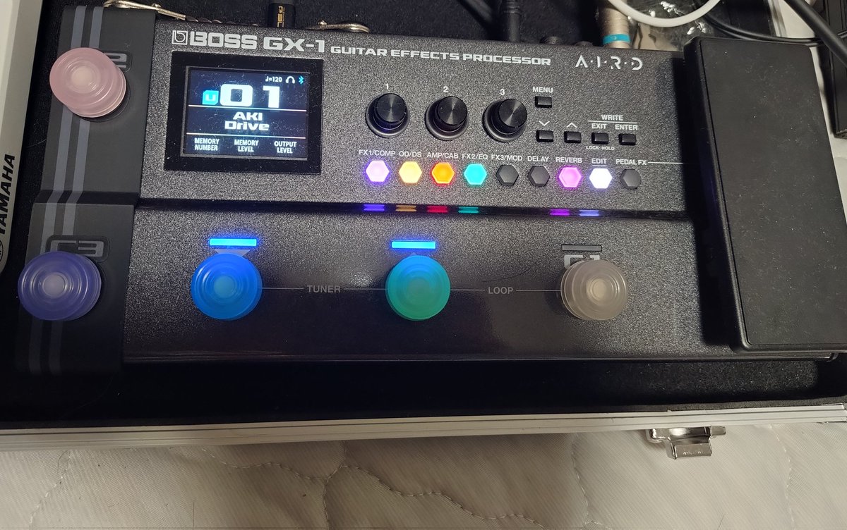 cunepitch's tweet photo. 初めてメルカリ使った
見つけた瞬間ポチッた
BOSS GX-1の拡張Switchメーカー純正もあるけど…これ本体にくっつく
早速自分��やつに装着！
めちゃくちゃ使い勝手いいやん！
最高です！エフェクターボードもスッキリして最高！
作った人最高！ありがとう！ https://t.co/op5gF30p8E
