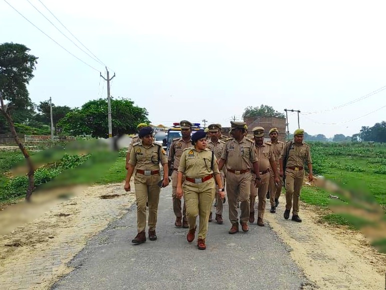 shahjahanpurpol's tweet photo. #SP_शाहजहाँपुर के निर्देशन में #SP_RA द्वारा क्षेत्राधिकारी जलालाबाद के साथ आगामी श्रावण मास एवं काँवड़ यात्रा के दृष्टिगत थाना कलान क्षेत्रांतर्गत पटना देवकली मन्दिर परिसर में पैदल गस्त कर, काँवड़ यात्रा मार्ग का स्थलीय निरीक्षण किया, सुरक्षा एवं कानून-व्यवस्था संबंधी तैयारियों का गहन जायजा लिया गया, तत्पश्चात थाना कलान परिसर में आगामी त्योहारों के दृष्टिगत पीस कमेटी बैठक आयोजित कर सम्बन्धित को आवश्यक दिशा निर्देश दिए ।