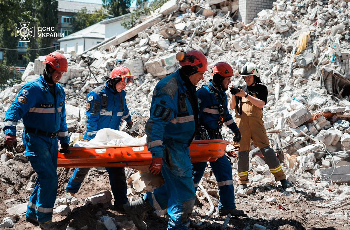 ChristopherJM's tweet photo. Awful day. Death toll has risen to 21 in Kyiv after Russia’s missile attacks on apartment buildings, according to the State Emergency Service of Ukraine. https://t.co/OJXxCD78ql