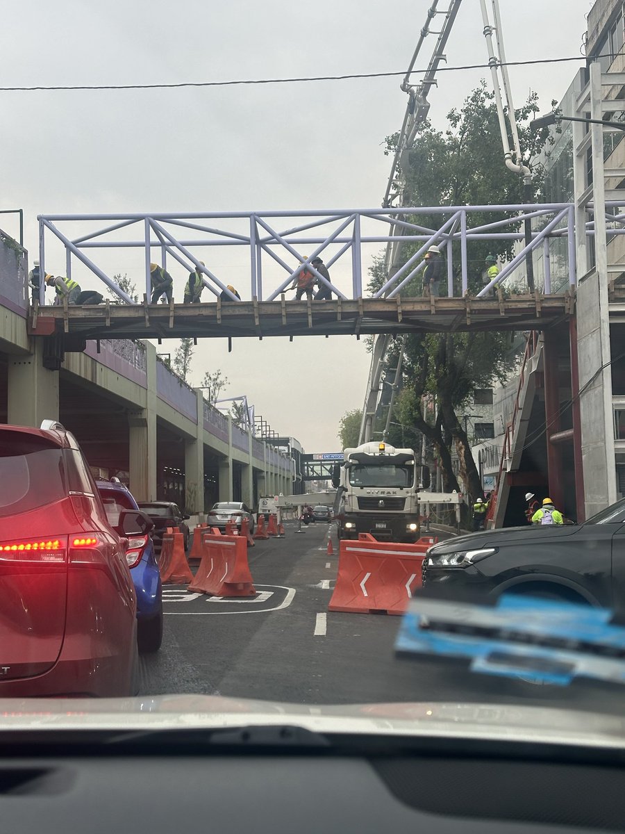 KatyMSL's tweet photo. #tlalpan con un carril abierto a la altura de san Antonio abad, porque no pueden hacerlo más tarde cuando el flujo vehicular está más relax. 😒 https://t.co/kfnmkYBBTC