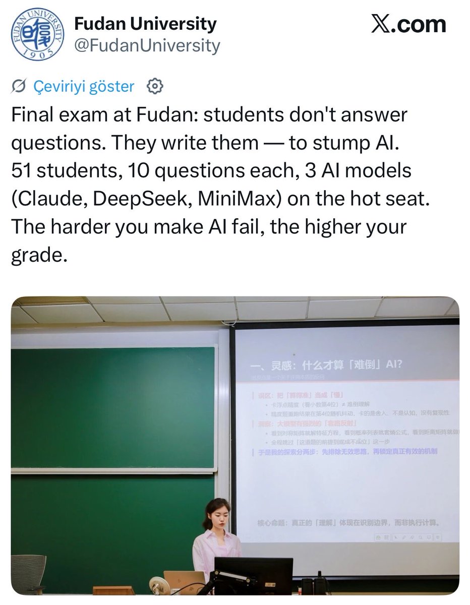 akcay_nurettinn's tweet photo. Çin’in en iyi üniversitelerinden biri olan Fudan Üniversitesi Bilgisayar Bilimleri bölümünün final sınavı. 

Hoca, sınavda öğrencilere soru sormak yerine, öğrencilerin soru sormasını istemiş. Hedef Claude, DeepSeek ve MiniMax gibi AI modellerini başarısızlığa uğratmak. 

Yapay Zeka ne kadar çok takılırsa not o kadar yüksek olacak.