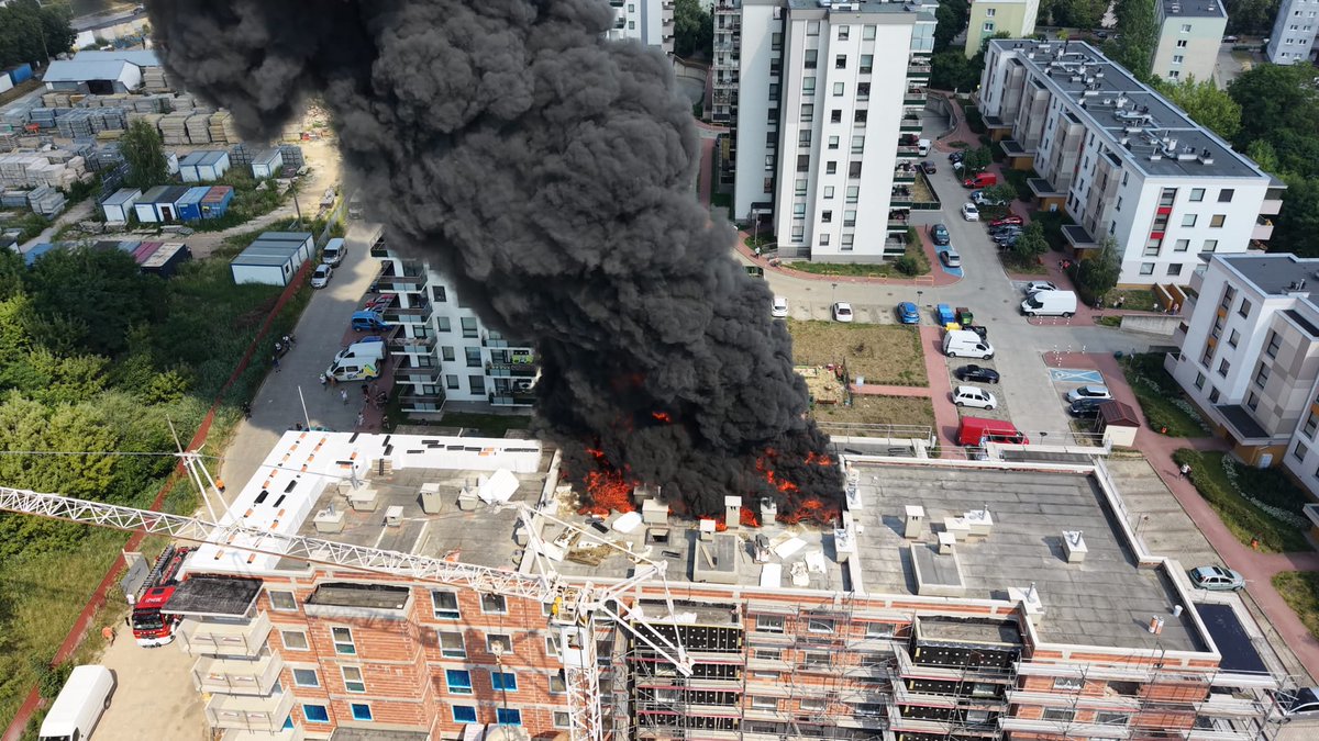 kmkielce's tweet photo. 🔥🚒📅 1 lipca około godz. 15:15 strażacy zostali zadysponowani do pożaru izolacji termicznej i pokrycia papowego na dachu nowo budowanego budynku wielorodzinnego w Kielcach przy ul. Lecha.
https://t.co/4aTkNMVFAV
@KGPSP @kw_psp_kielce https://t.co/AMNqLMOFeX