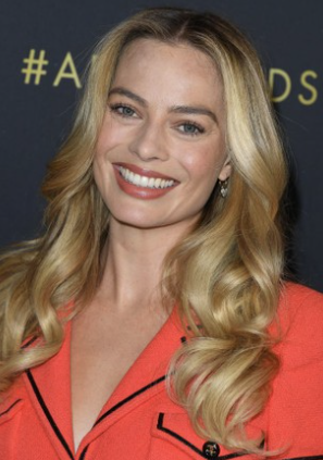 cmutsangya's tweet photo. Queen Elizabeth I was played by Margot Robbie in the movie Mary Queen of Scots (2018). https://t.co/GYm0QNCvAi