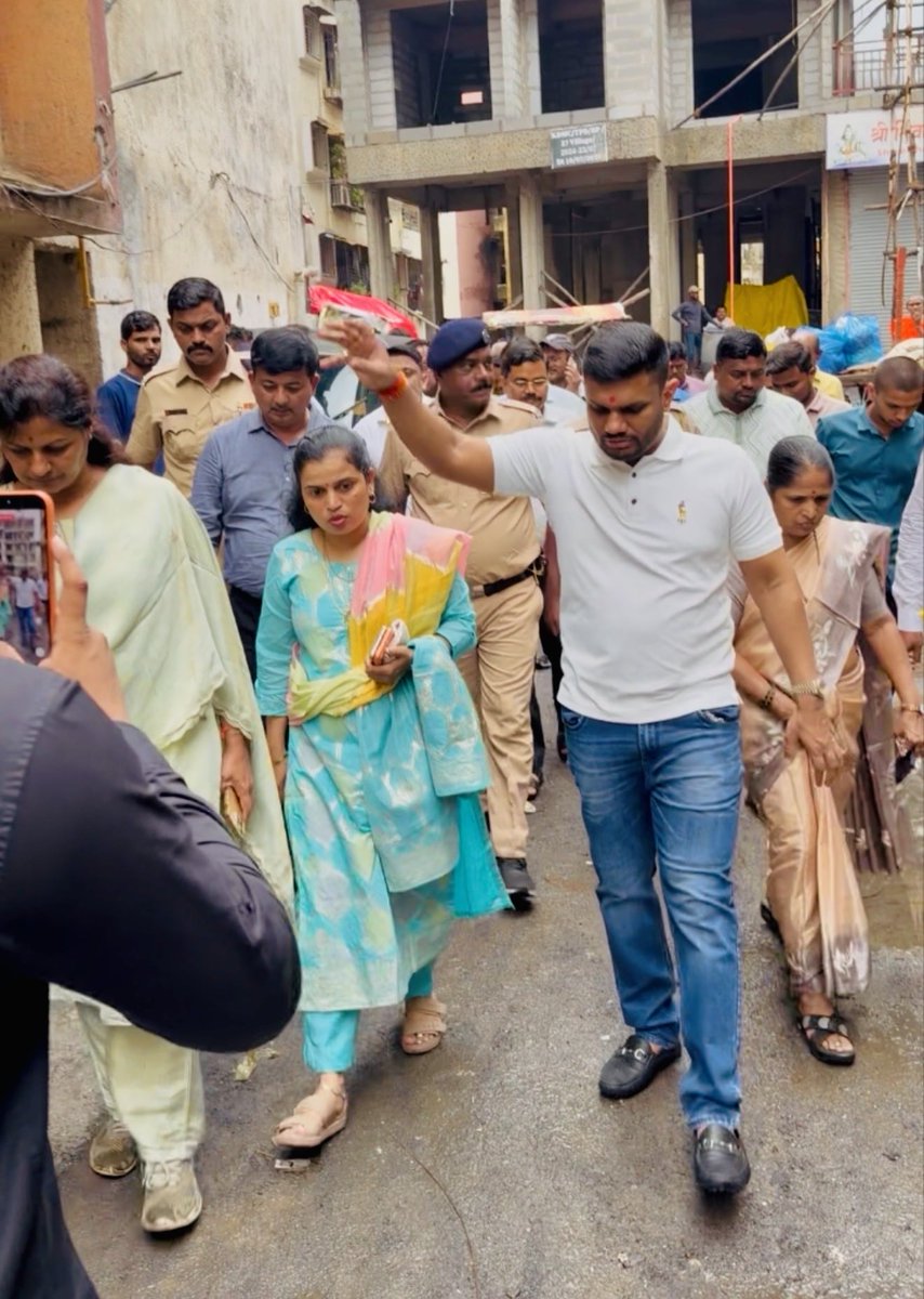 399KunalPatil's tweet photo. आज दिनांक २ जुलै २०२६ रोजी प्रभाग क्रमांक १७ अंतर्गत आडिवली, पिसवली, गोळवली व दावडी परिसरामध्ये झालेल्या मुसळधार पावसामुळे साचलेल्या पाण्याची पाहणी करण्यात आली.

यावेळी कल्याण-डोंबिवली महानगरपालिकेच्या महापौर अँड. हर्षलाताई चौधरी, सिटी इंजिनिअर परदेशी मॅडम, 'आय' प्रभाग अधिकारी.. https://t.co/ZdpJgapbzD