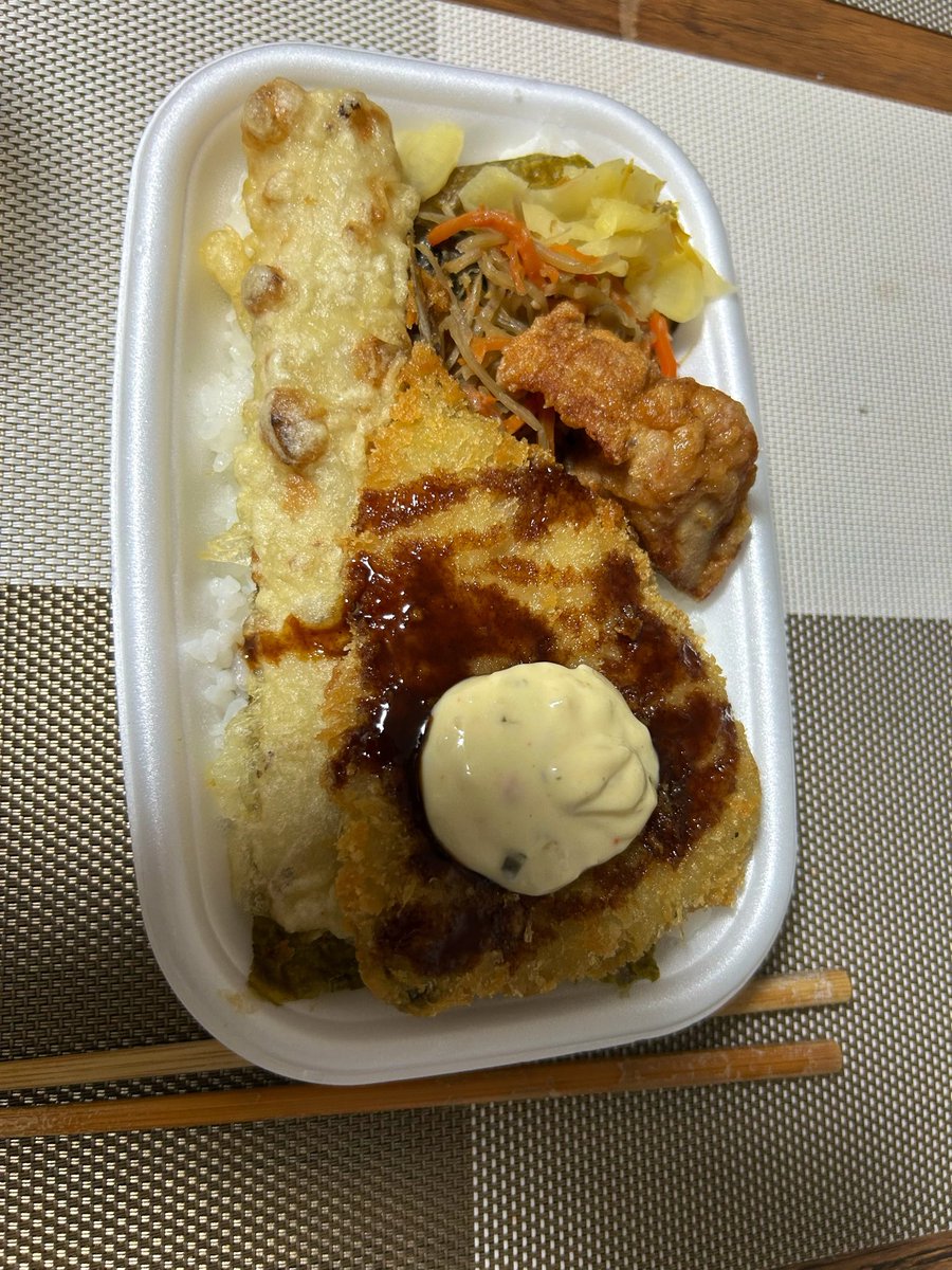 maririn2020's tweet photo. 昨日の夕食からあげるのサボってました💦
昨日は頑張っていろいろ作った。
お昼ご飯は蒸かしたじゃが使ってサラダ、煮びたし、チキンのカレー風味焼き。
夜は配信あったから作る暇無いかと思ってお弁当買ってきた。
でも、もう少し食べたくてブルスケッタ作って食べたΨ( 'ч' ☆)トマト即けてて良かった https://t.co/fdlPYdBijL