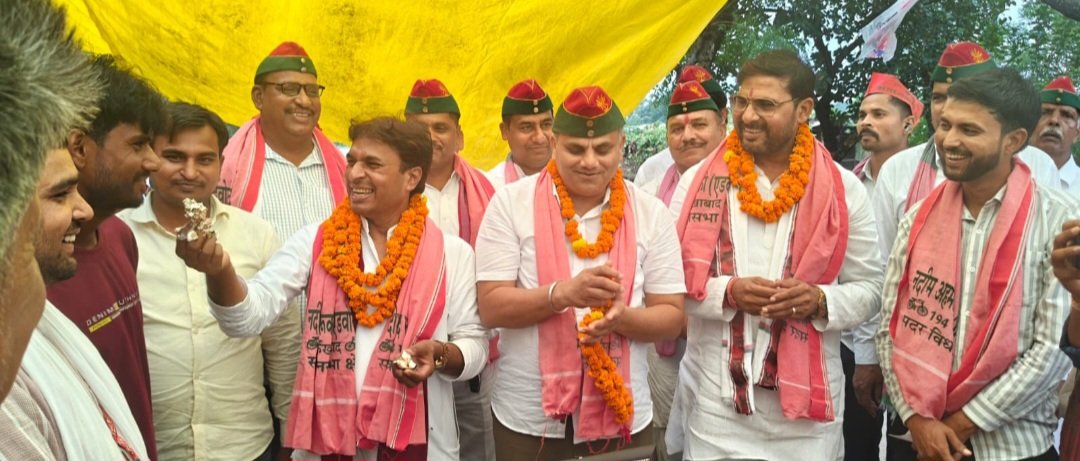 sharadsharan's tweet photo. सैनिक प्रकोष्ठ के साथियों एवं पूर्व सांसद प्रत्याशी डॉ नवल किशोर शाक्य जी के साथ राष्ट्रीय अध्यक्ष माननीय अखिलेश यादव जी के जन्मदिन के उपलक्ष्य में। 

काँधेमई मिलकिया, कायमगंज विधानसभा। 

🙏🏻🇮🇳 https://t.co/MAPcqunbqj