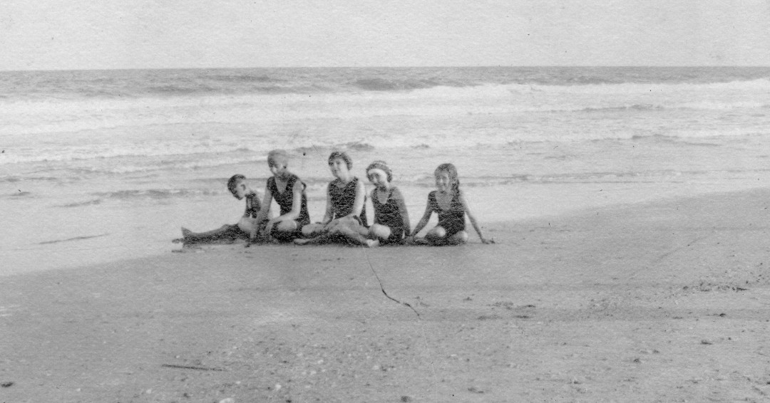 HCGmuseum's tweet photo. Heading to the beach for the holiday weekend? Check out some of these images of historic beach trips from our collection. #throwbackthursday #beach #beachfashion #vintagefashion https://t.co/4tsOfAQR00