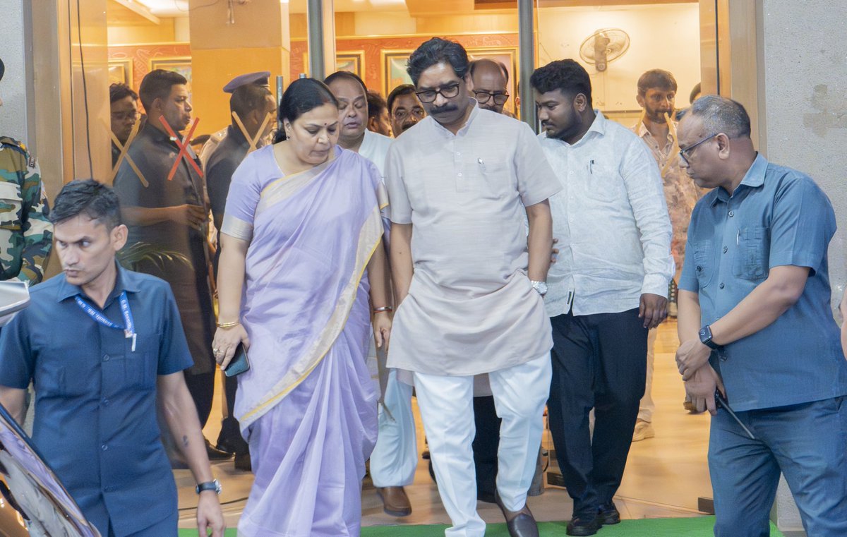 DipikaPS's tweet photo. झारखंड कैबिनेट ने आज वीबी-ग्राम जी योजना को राज्य में लागू करने की मंजूरी दी।

श्रमिकों के हितों की रक्षा के लिए राज्य सरकार योजना के तहत आने वाले अतिरिक्त 40% वित्तीय भार को स्वयं वहन करेगी। साथ ही, PVTG परिवारों को 150 दिनों का रोजगार सुनिश्चित करने का प्रयास किया जाएगा।

राज्य सरकार चाहती थी कि पूर्व से संचालित मनरेगा व्यवस्था ही जारी रहे और इस संबंध में केंद्र को प्रस्ताव भी भेजा गया था, लेकिन उसे स्वीकार नहीं किया गया। इसके बावजूद, श्रमिकों के रोजगार और अधिकारों की सुरक्षा के लिए झारखंड सरकार हरसंभव प्रयास जारी रखेगी।

@HemantSorenJMM