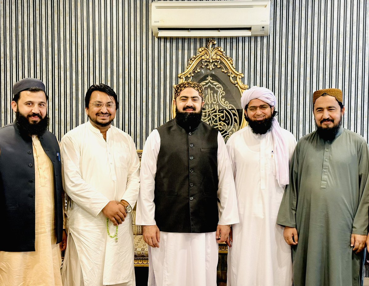 AsifullahMwt's tweet photo. جمعیت علماء اسلام کے مرکزی رہنما و سابقہ وفاقی وزیر مولانا اسعد محمود صاحب کیساتھ تحصیل ٹانک کے نائب امیر مولانا محمد زکریا،جمعیت طلباء اسلام کے سابقہ مرکزی جنرل سیکرٹری آصف اللہ مروت ایڈووکیٹ ،مولانا محمد عمر بیٹنی کی ملاقات؛تنظیمی امور بالخصوص علاقائی صورتحال پر تفصیلی نشست https://t.co/UBmtvMrcPA
