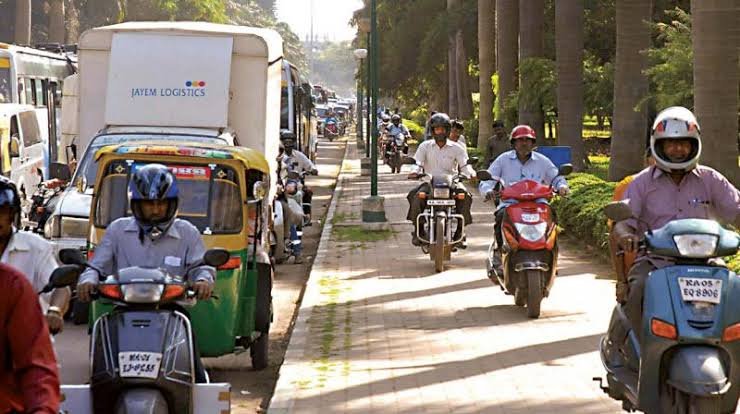 Raju4meNu's tweet photo. Bengaluru bikers are happy that they will get new lane for beating the traffic.

#mohabbatKiDhukanSirfAmeeroki https://t.co/iiCuGo2jTc