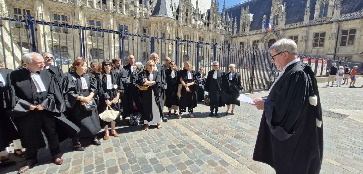 LeCanard76's tweet photo. https://t.co/YfT8zLaOFF
Évident q ds 1 démocratie le droit à la défense est inaltérable mais, p ds clients "racailles" dûment reconnus, récidivistes, dont le trouble à l'ordre public est flagrant, l'affaire ne doit+encombrer ls tribunaux. L'enfant violé justifie+d'attention..😡😡 https://t.co/cIH79fPygn