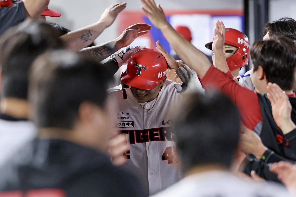 Kiatigers's tweet photo. 팀이 힘이들때 내가 지켜줄게❤️
이게 바로 주장의 품격~🎶

260702 9회말 승부를 원점으로 돌린 주장 나성범!! https://t.co/8AJzWhnjtx