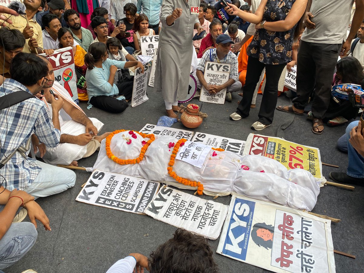 Cockroachisback's tweet photo. Day 13 on the streets and the frustration is boiling over. Students are literally holding a mock funeral for the education system ("शिक्षा व्यवस्था का शव"). When the system meant to build your future is the one breaking it with constant paper leaks, what else do you do? Who should they look up to?