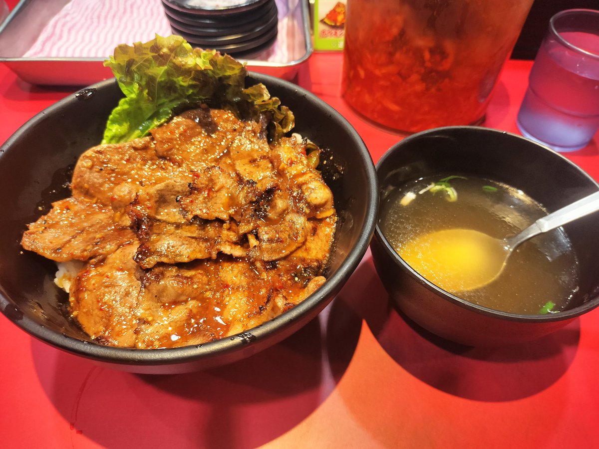kanakichi97's tweet photo. 今日もやっぱり焼肉丼十番！
Alaska Jamのサインもありましたよ🥰
#AlaskaJam
#焼肉丼十番 https://t.co/gTK10mlBZv